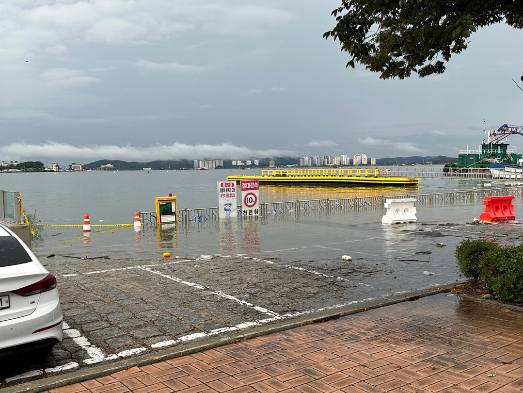 대조기 기간 해망 물양장 물 범람 사진. 군산해경 제공