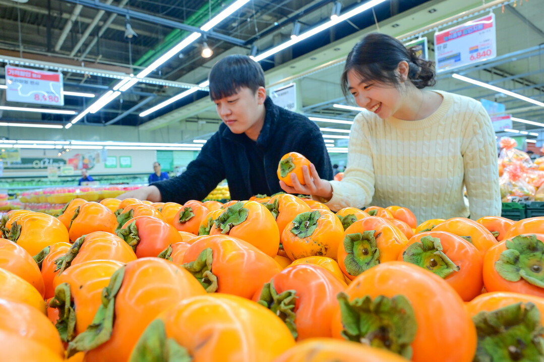 11월 3일 서울 서초구 하나로마트 양재점에 올해 처음 판매하는 대봉시가 진열되어 있다. 농협유통 제공