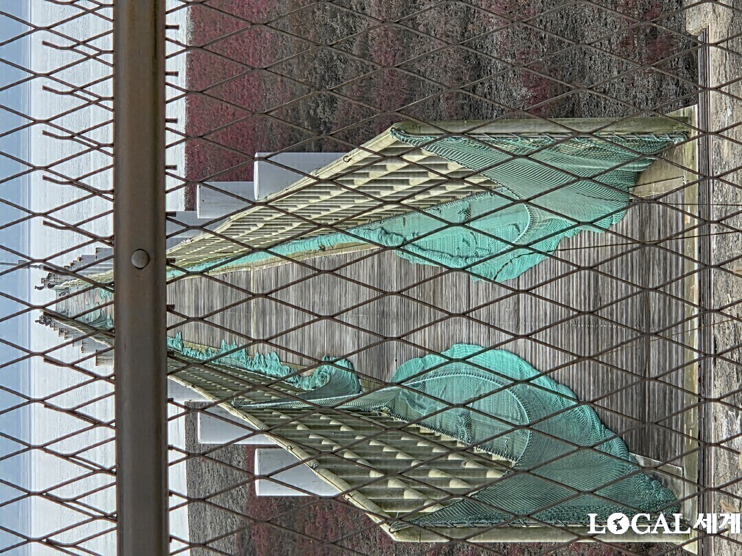 E등급 판정으로 사용이 중단된 선착장의 부잔교가 철망으로 굳게 가려진 모습.