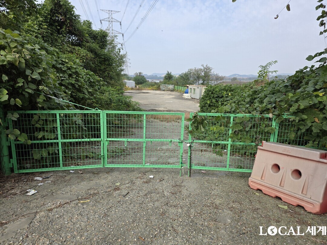 세어도 이용객들의 주차장이 수년째 방치돼 잡풀만 무성하다.