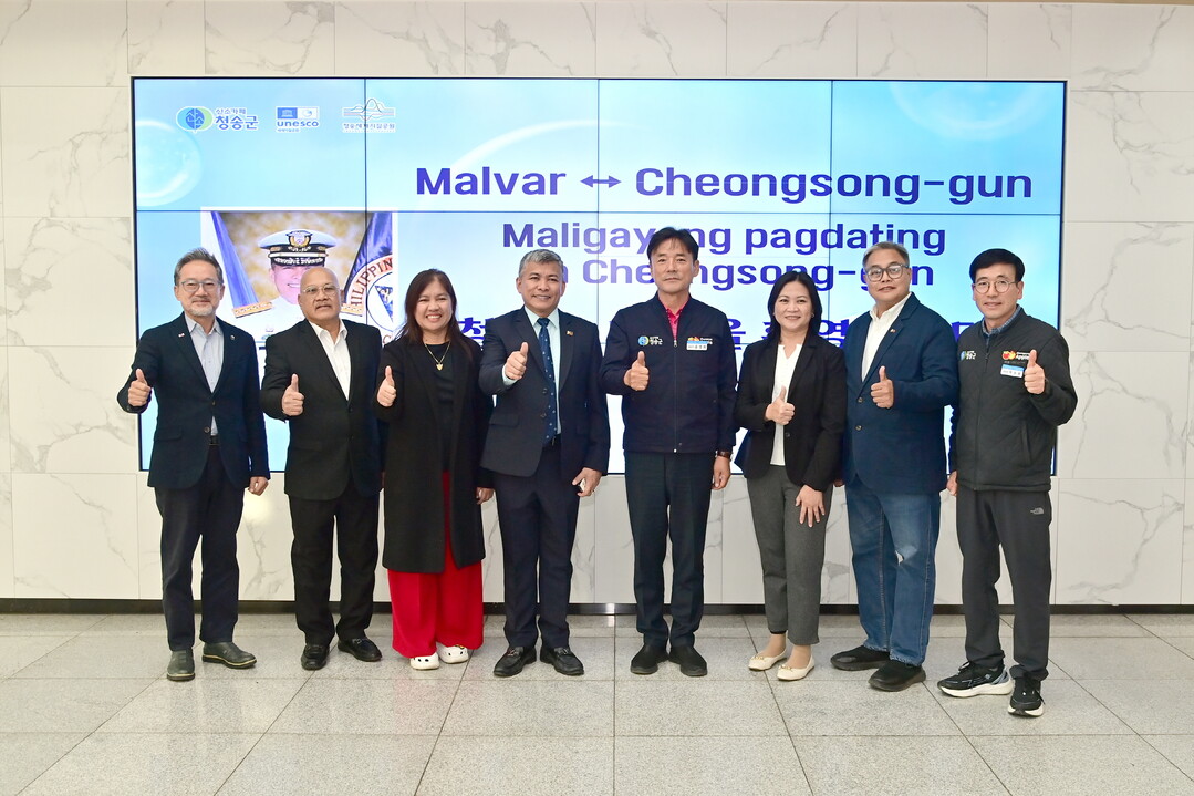 지난달 27일 아르테미오 마날로 아부 필리핀 말바시장(왼쪽 네번째)과 관계 공무원 5명이 경북 청송군청을 방문하고서 윤경희 청송군수와 기념사진을 촬영하고 있다. 청송군 제공