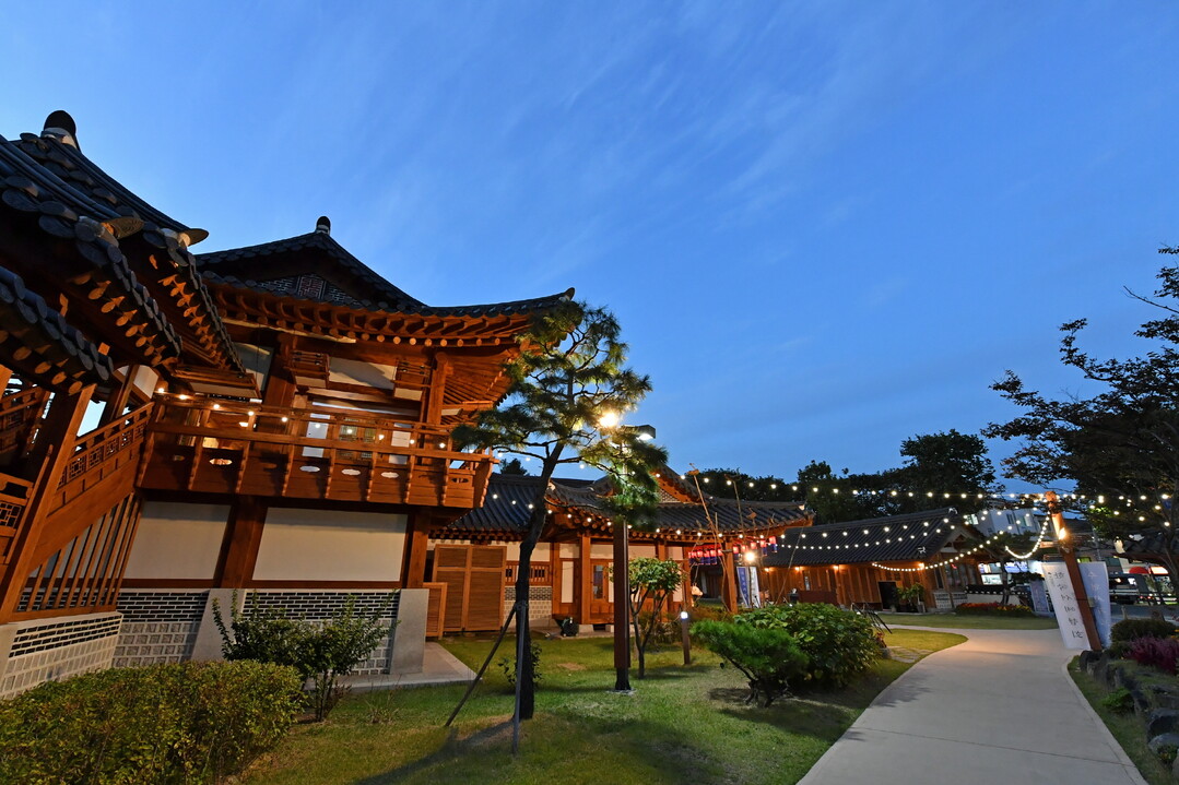 우수한 도시 경관으로 주목받고 있는 수원시 행궁동에 위치한 한옥 건축물(수원전통문화관).
