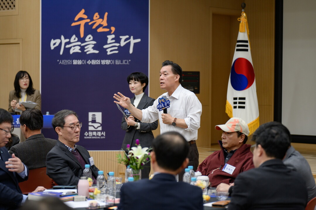 이재준 시장이 행궁동 새빛만남에서 이야기를 하고 있다.