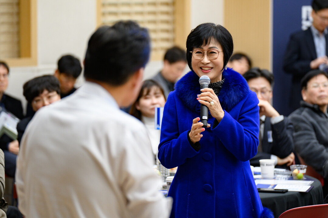 이재준 시장이 행궁동 주민의 이야기에 귀 기울이고 있다.