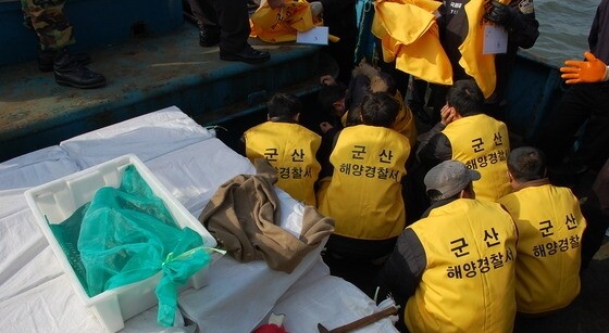 군산해경이 2008년 화물선을 타고 군산항으로 밀입국 한 혐의(출입국관리법 위반)로 중국인 A씨 등 35명을 검거했다. 군산해경 제공