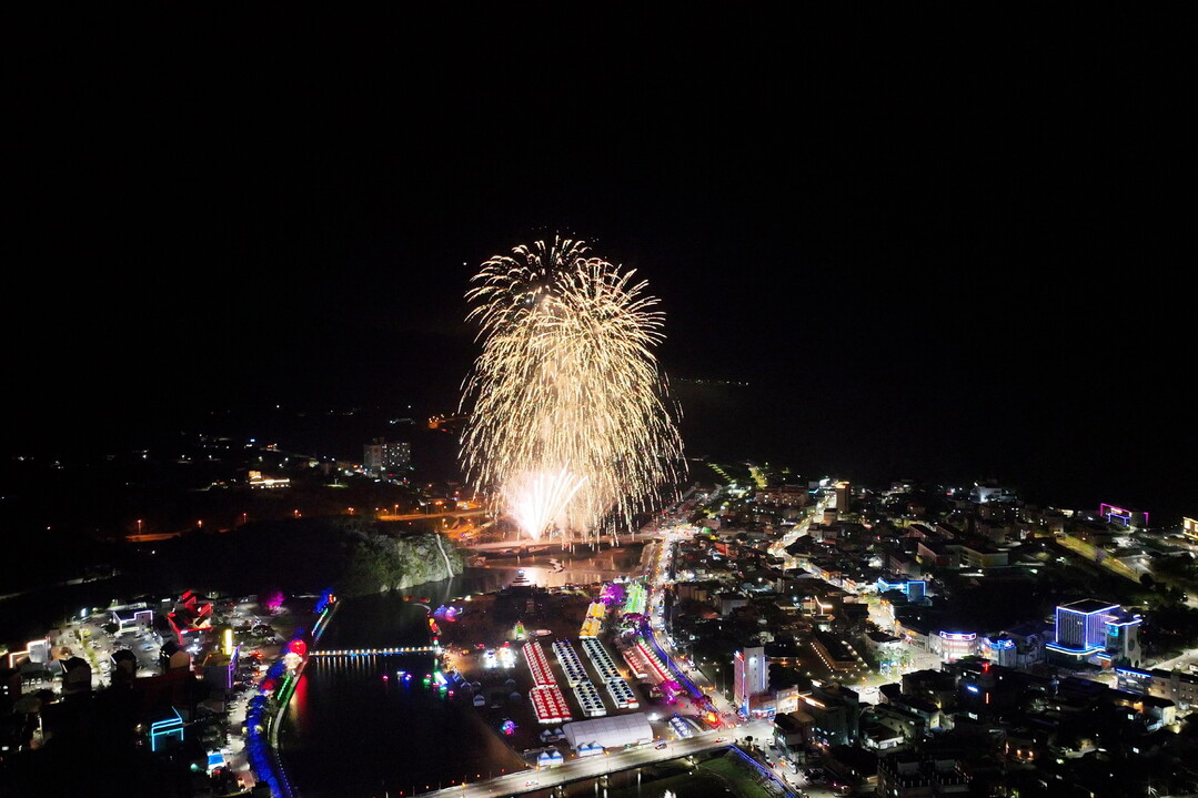 제19회 청송사과축제장의 불꽃 쇼. 청송군 제공