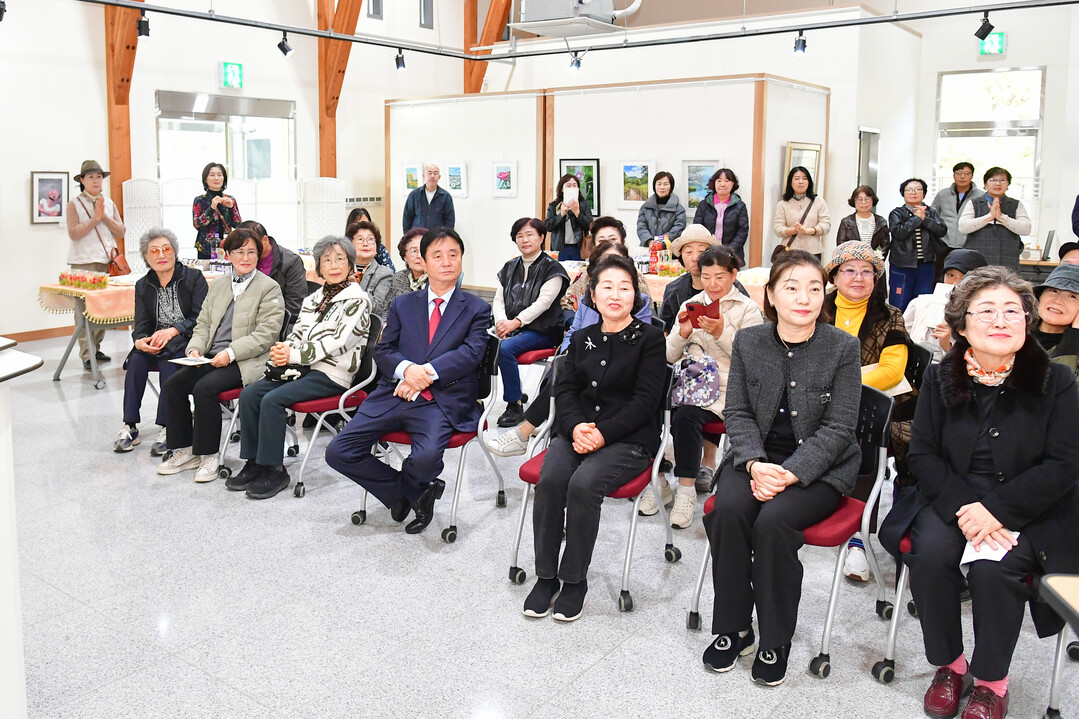 화천군 사내권역 2025년 평생학습강좌 전시회가 열리고 있다