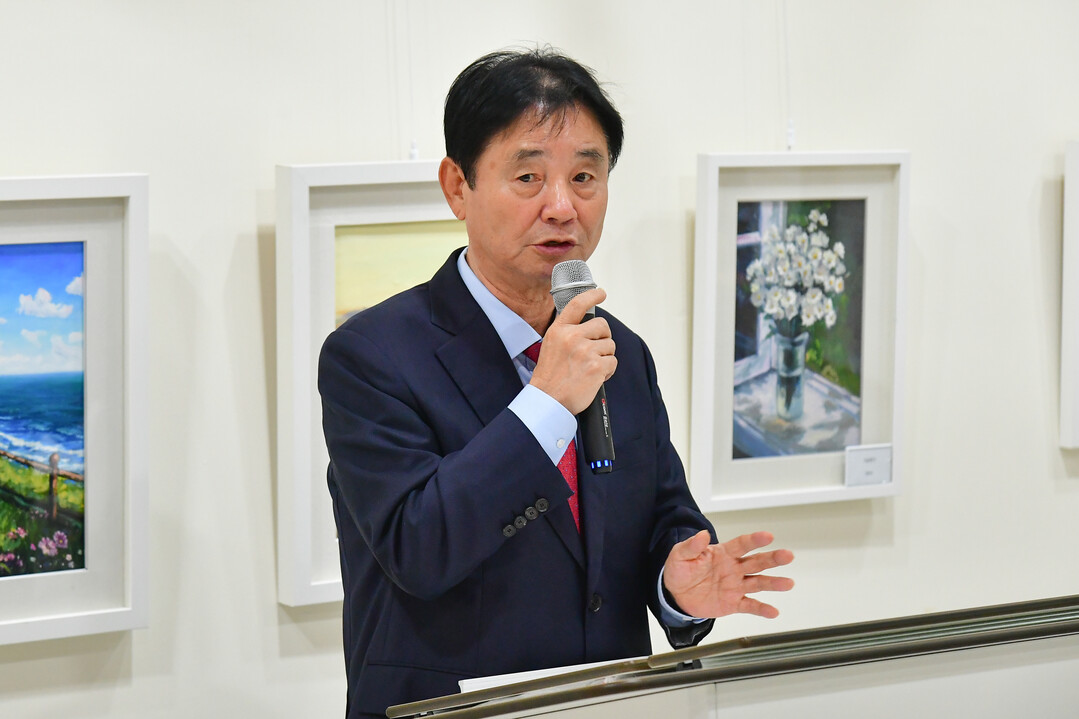 최문순 군수가 화천군 사내권역 2025년 평생학습강좌 전시회에서 인사말을 하고 있다