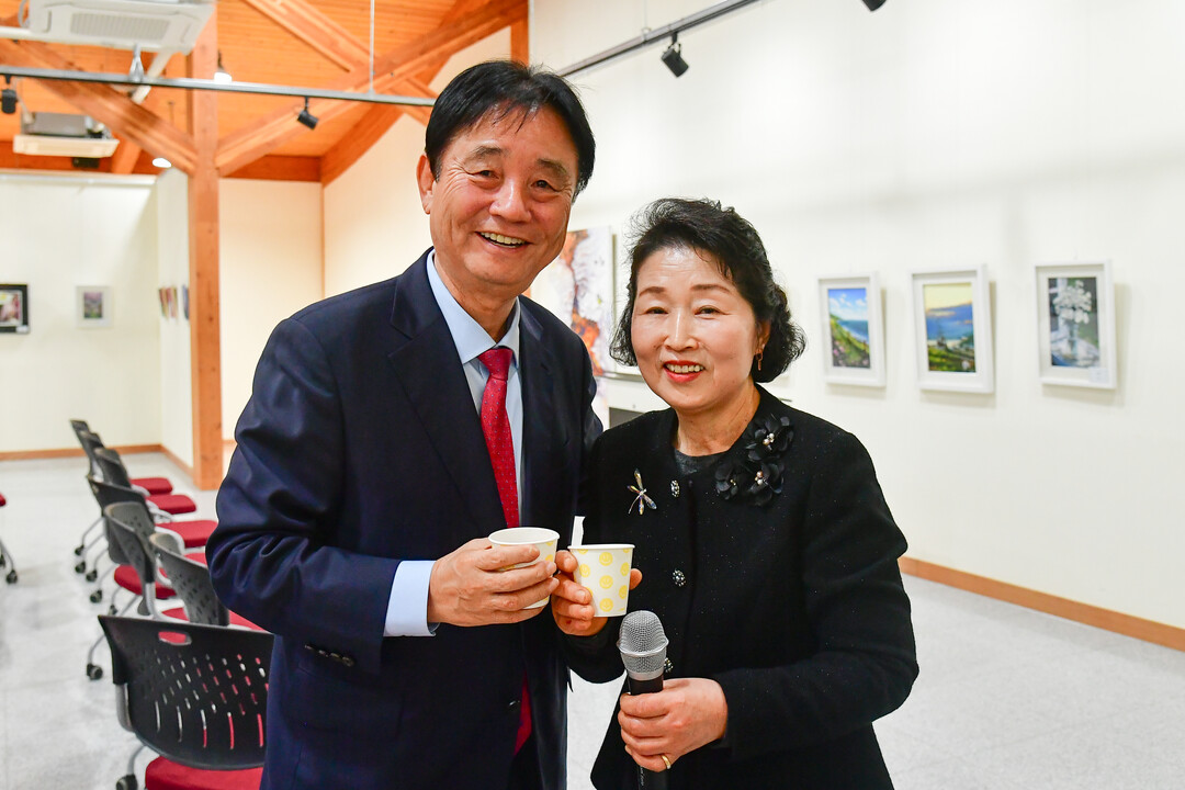 최문순 군수가 화천군 사내권역 2025년 평생학습강좌 전시회에 참석했다