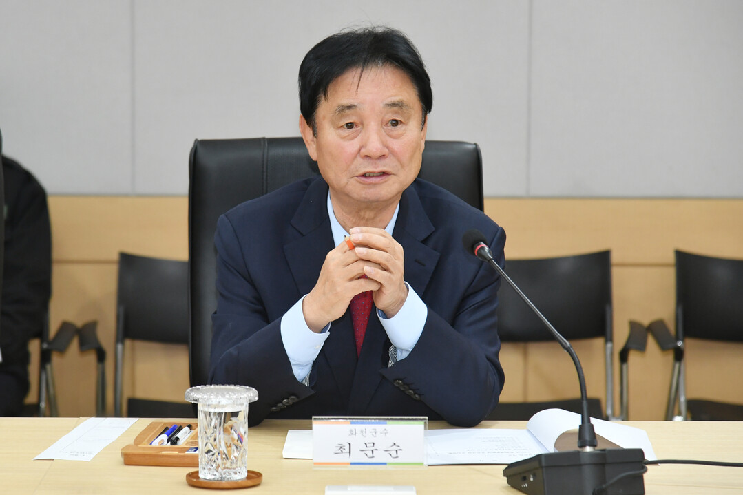 최문순 군수가 2025년 화천군 문화예술단체 간담회에서 인사말을 하고 있다