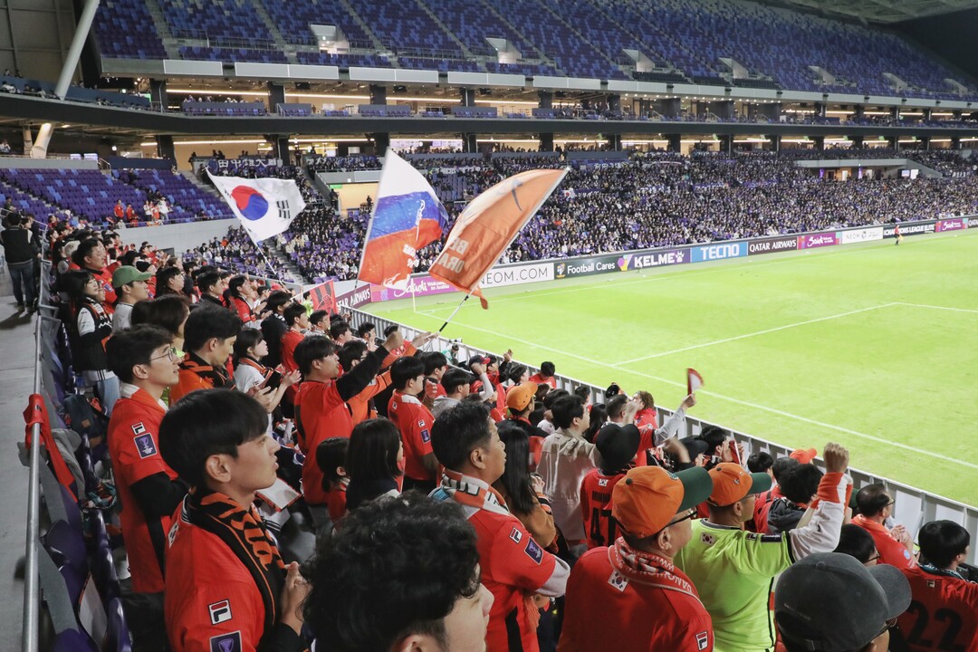 강원FC와 산프레체 히로시마의 경기를 응원중인 서포터즈와 하이원리조트 임직원들