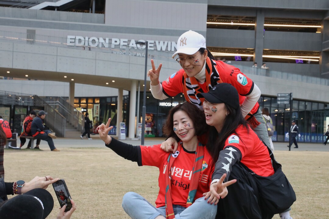 하이원리조트 임직원들이 강원FC의 승리를 기원하며 일본 에디온 피스 윙 히로시마 스타디움에서 원정 응원에 나섰다.(임직원 응원단 사진)