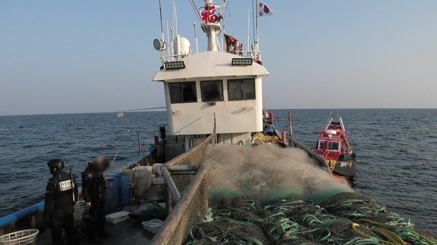 군산해경 특수기동대원들이 중국어선에 등선해 어창 등을 확인중이다.