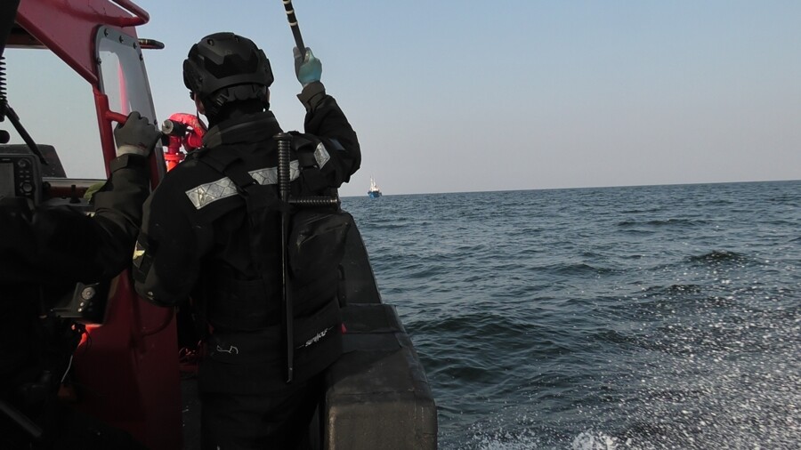 정선 명령 내리고 있는 해경. 군산해경 제공