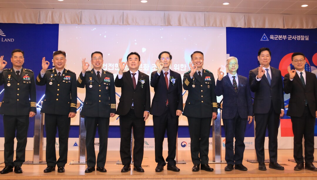 행사참석자들이 _단박에 오케이_ 구호를 외치며 기념촬영을 하고 있다. (왼쪽에서 4번째 최철규 직무대행, 왼쪽에서 3번째 고현석 육군참모차장, 왼쪽에서 5번째 심오택 사감위원장)