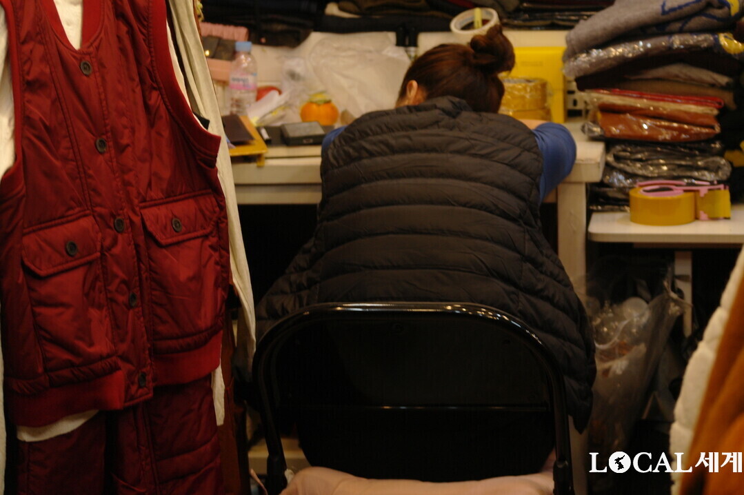 상인들이 손님이 없어 휴식을 취하고 있다.