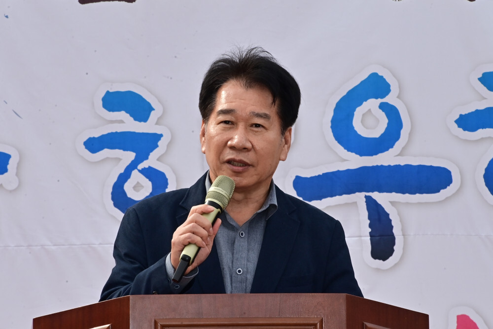 류희상 군의장이 제3회 한우인의 날 및 한우 경진대회에서 인사말을 하고 있다