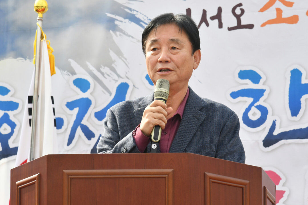 최문순 군수가 제3회 한우인의 날 및 한우 경진대회에서 인사말을 하고 있다