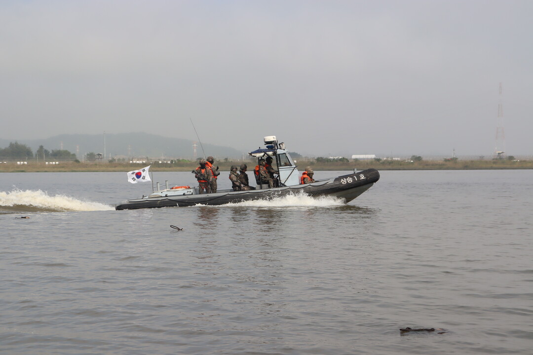 육군 9사단, 임진강대대 RIB가 강상수색정찰 활동을 하고 있다.
