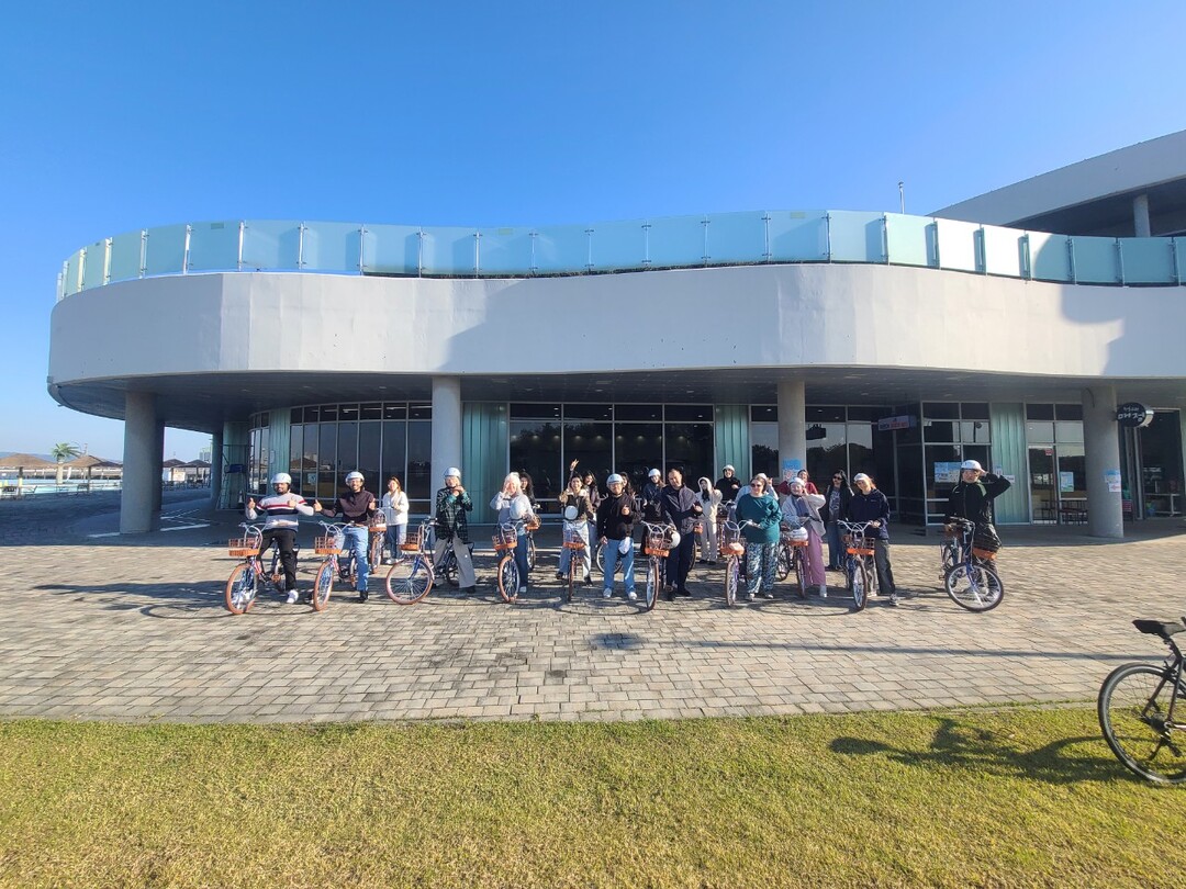 시흥시에서 자전거 투어를 즐기는 외국인들의 모습. 시흥시 제공