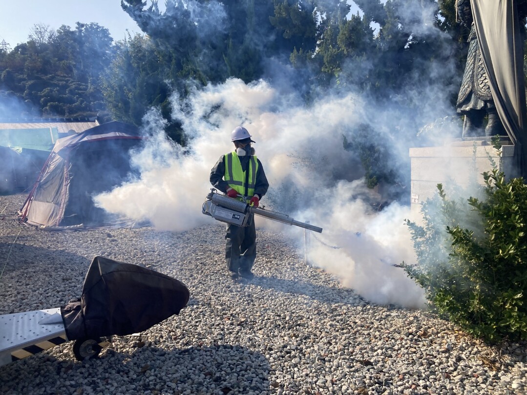 해충 피해 예방을 위해 소독을 실시하고 있다.