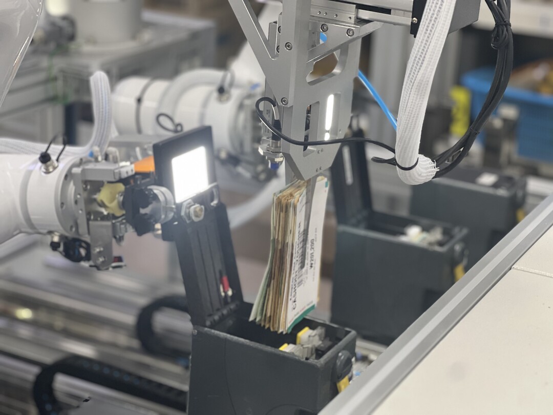 빌스태커(현금박스)에서 지폐를 추출하는 모습