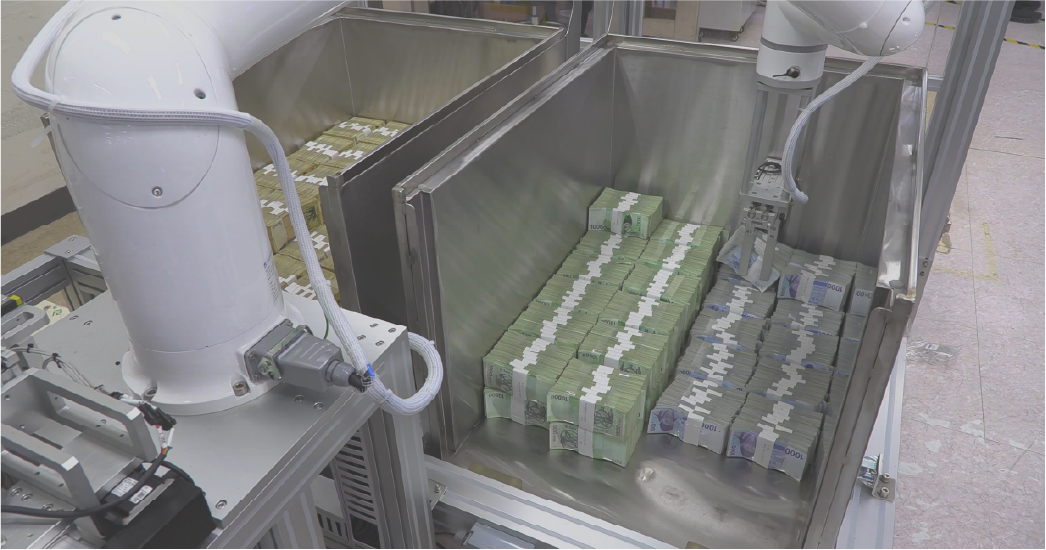 정산된 지폐를 포장 및 적재하는 모습