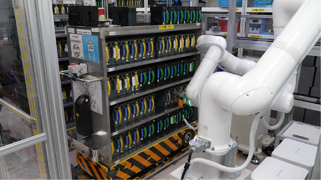 빌스태커(현금박스) 카트에서 빌스태커를 꺼내는 모습