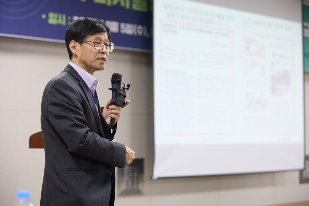 지난 5일 정부세종컨벤션센터에서 열린 한우자조금관리위원회 주최 ‘한우농가 디지털 정보 활용 및 생산성 향상’ 국제 심포지엄에서 일본 도호쿠대학교 노상건 교수가 주제 발표를 하고 있다. (사진=한우자조금 제공) 