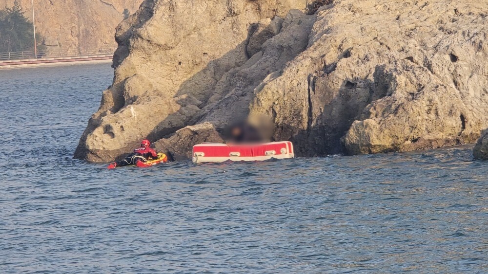 해경이 전동구조보드와 구조용 슬립웨이를 이용해 고립된 낚시객을 구조하고 있다. 군산 해경 제공