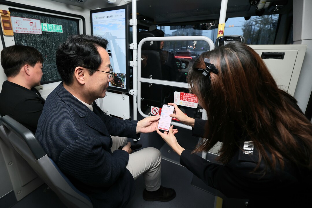 정명근화성특례시장이 항저우시 공공교통 유한회사를 방문하여 자율주행 시스템을 체험하고 있다. 화성시 제공