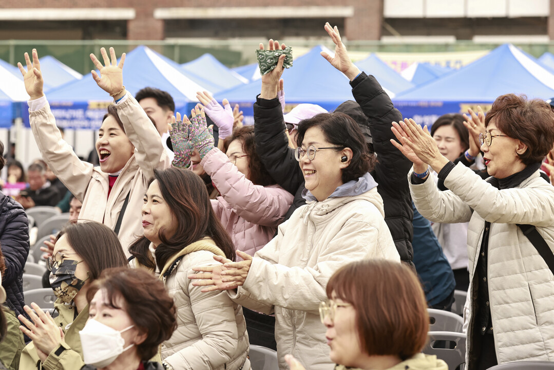  2025년 화성특례시 통리장 어울림 한마당에서 시민들이 즐거운 시간을 보내고 있다.