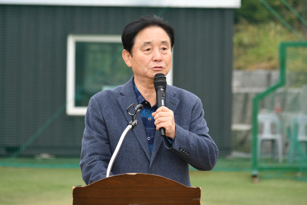최문순 군수가 제5회 화천군수기 야구소프트볼대회에서 인사말을 하고 있다