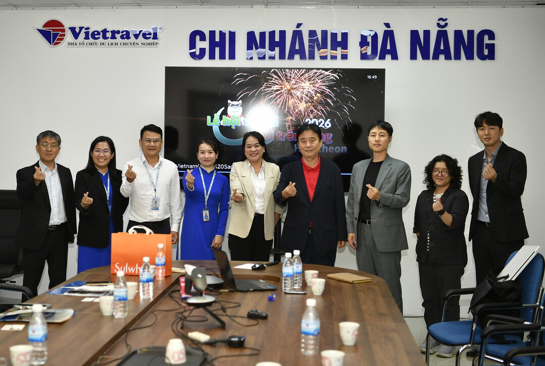 최문순 군수를 비롯한 화천군 산천어축제 홍보단이 지난 10일 베트남 다낭지역 여행사를 방문해 축제 상품을 설명하고 있다