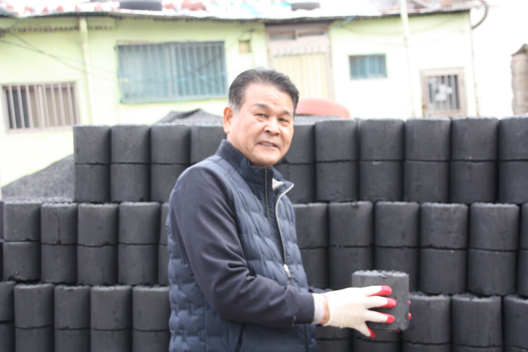 왕재옥 총동문회장이 인사말을 전하고 기념사진을 찍고 있다.