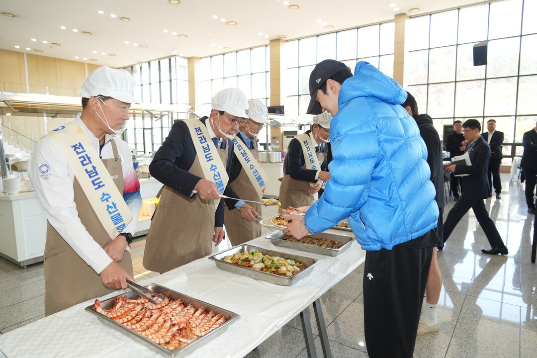 노동진 수협중앙회장(왼쪽 두번째)이 12일 충북 국가대표선수촌에서 열린 수산물 전달 행사에서 내년 동계올림픽 출전을 앞둔 선수단에게 수산물 특식을 직접 배식하며 선수들을 격려하고 있다. 수협 제공