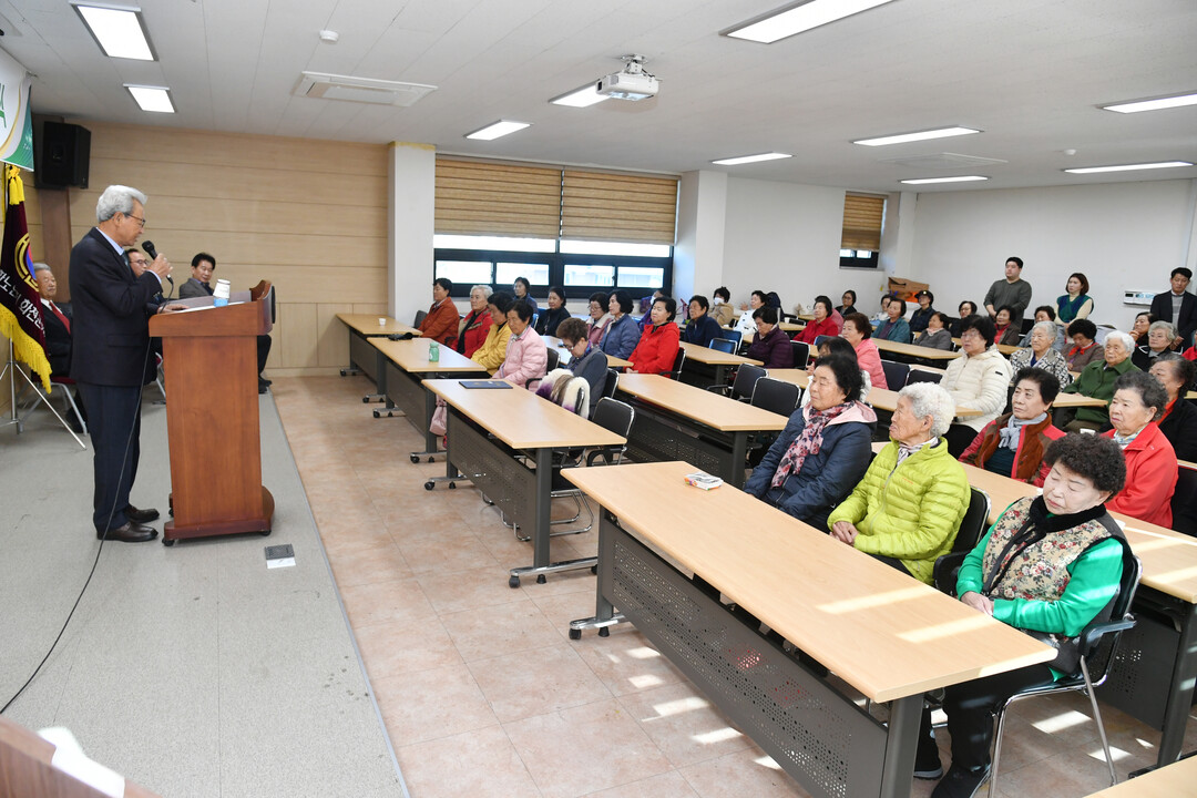 오세진 노인대학장이 2025년 제41기 화천읍 노인대학 종강식에서 축사를 하고 있다

