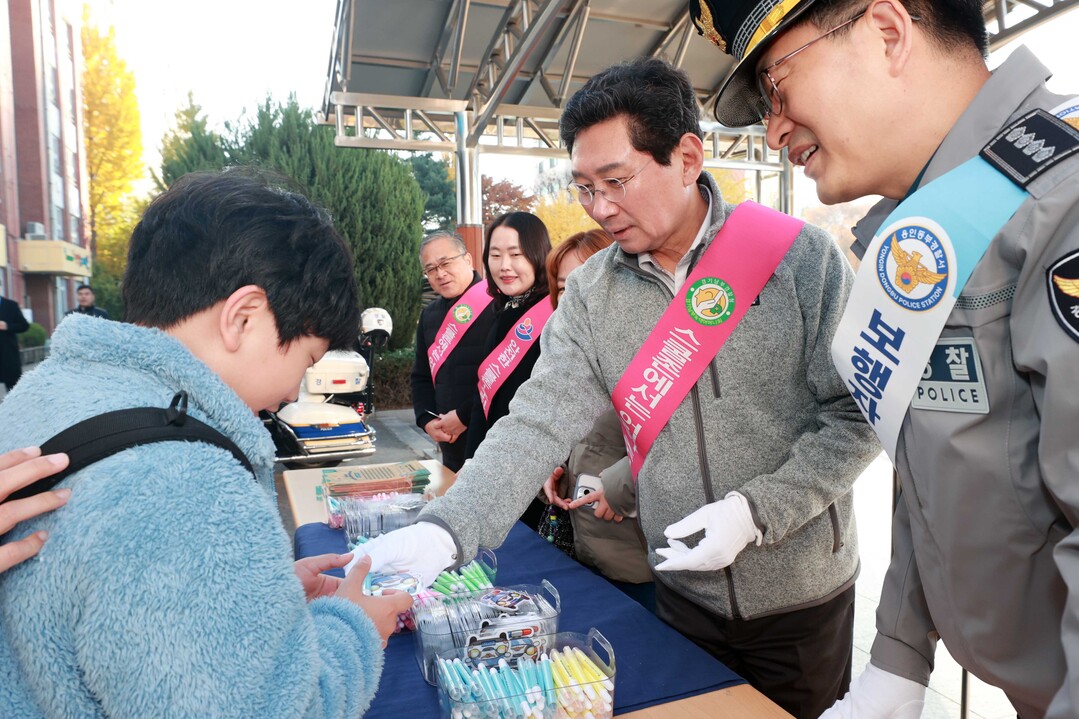 이상일 용인특례시장이 12일 오전 구갈초등학교에서 열린 ‘동부녹색어머니회 어린이 교통안전 연합캠페인’에 참여했다. 용인시 제공