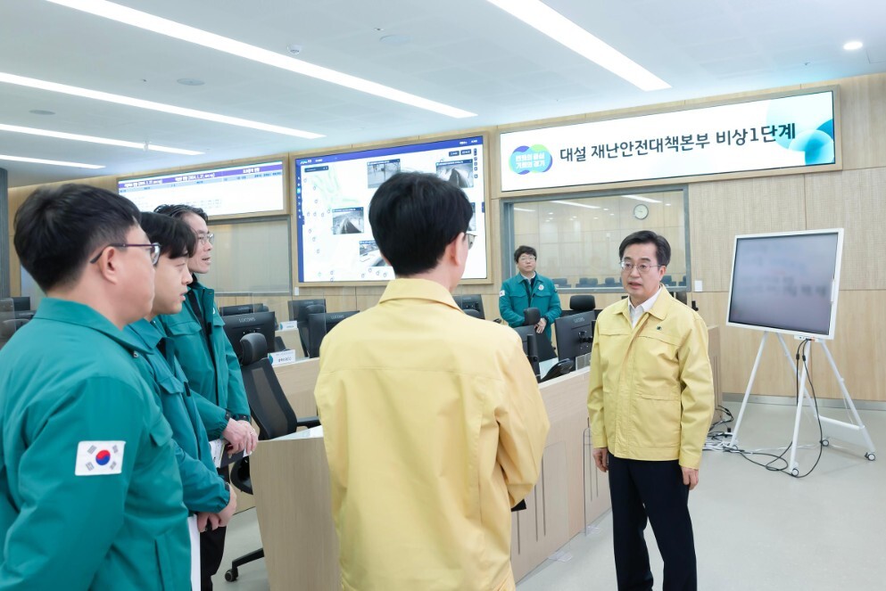 지난해 김동연 도지사가 상황실을 찾아 점검하고 있다. 경기도 제공