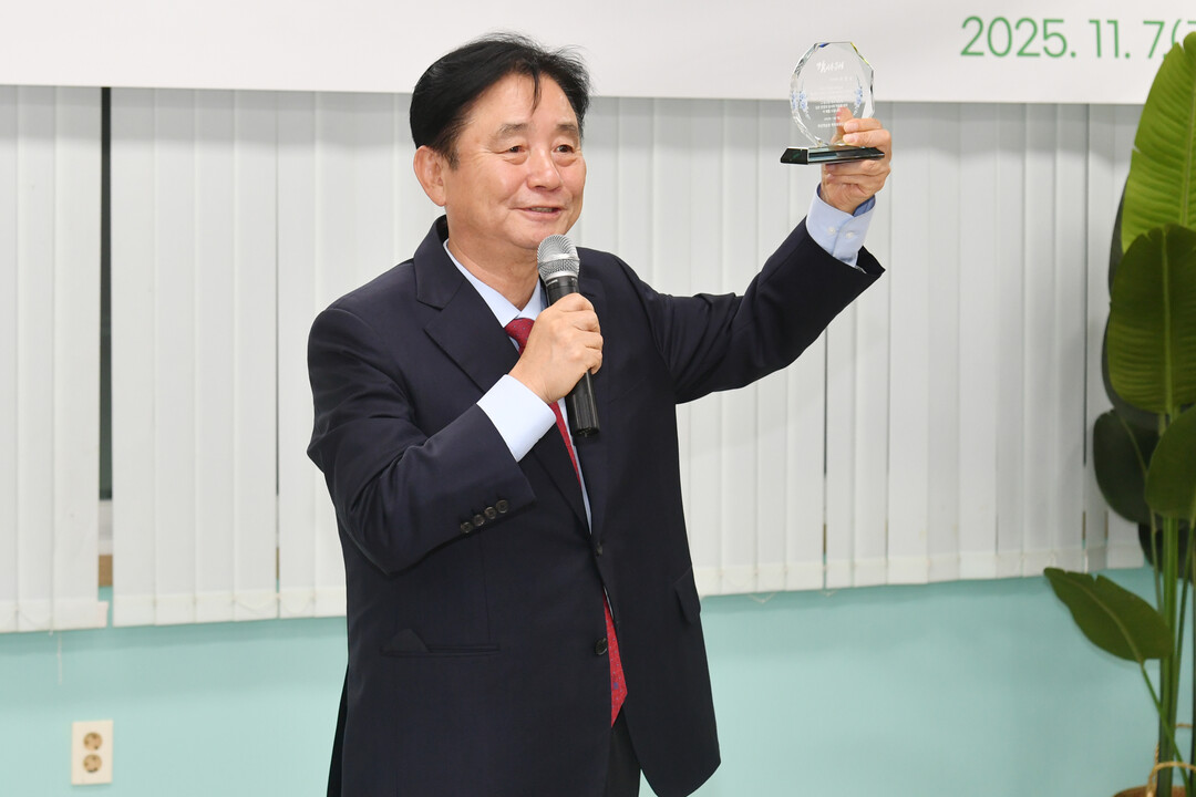 최문순 군수가  화천학습관 제18기 수료식에서 축사를 하고 있다