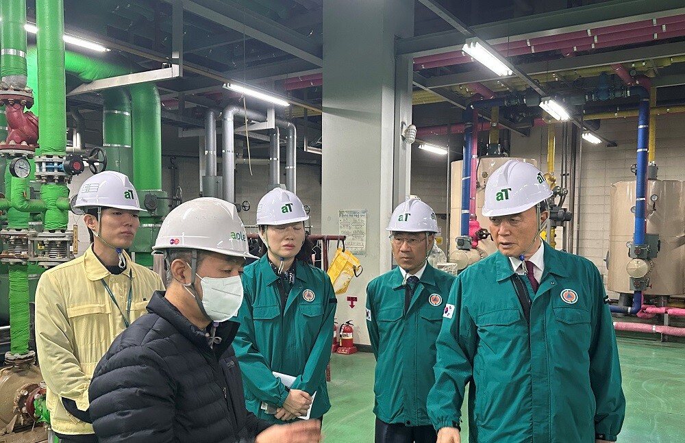 aT센터 특별안전점검을 진행하는 aT 홍문표 사장(우측 1번째) / aT 제공