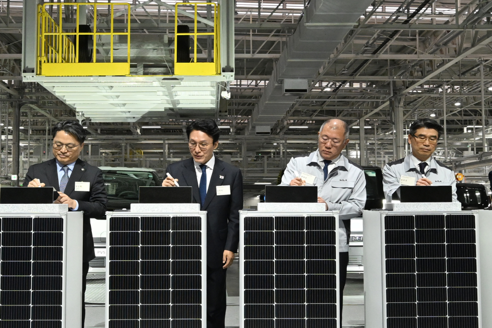 김민석 국무총리가 14일 경기도 화성시 우정읍 기아오토랜드 화성에서 열린 기아 화성 EVO 플랜트 East 준공·West 기공 기념행사에 참석, 축사 및 기공식 세리머니를 하고 있다.