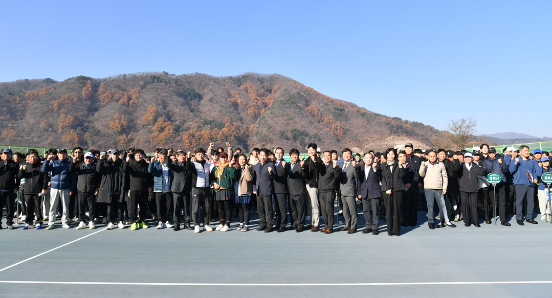 제15회 강원특별자치도 공무원 테니스대회가 14일 하남면 거레리 레포츠타운에서 김상림 화천군 부군수 직무대리, 류희상 군의장, 박대현 도의원, 송호관 군체육회장, 김규하 도 공무원테니스 동호회장을 비롯한 선수들이 참석한 가운데 열렸다. 