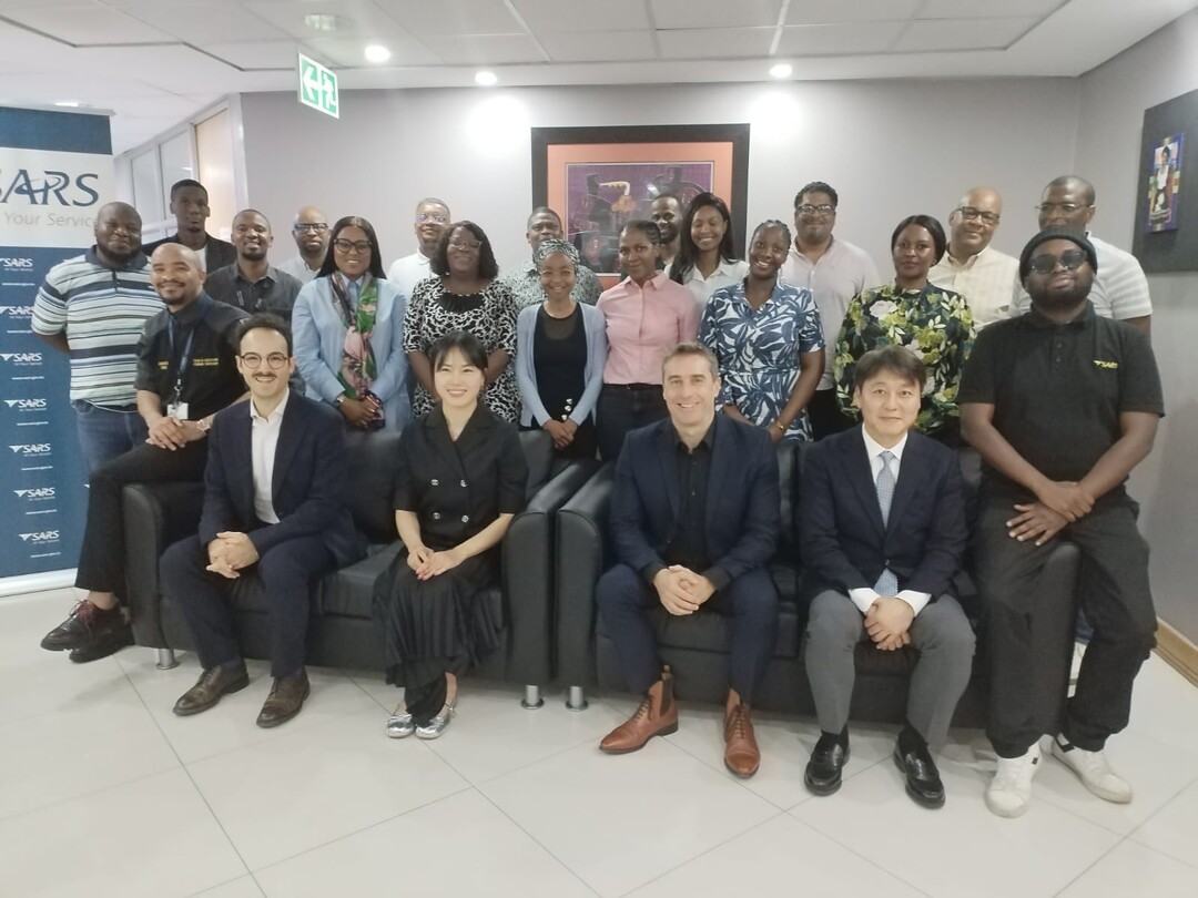 관세청 박동철 사무관(앞줄 오른쪽에서 두번째)과 서울세관 전유진 관세행정관(앞줄 왼쪽에서 두번째)이 워크숍 참석자들과 기념 촬영하고 있다. 