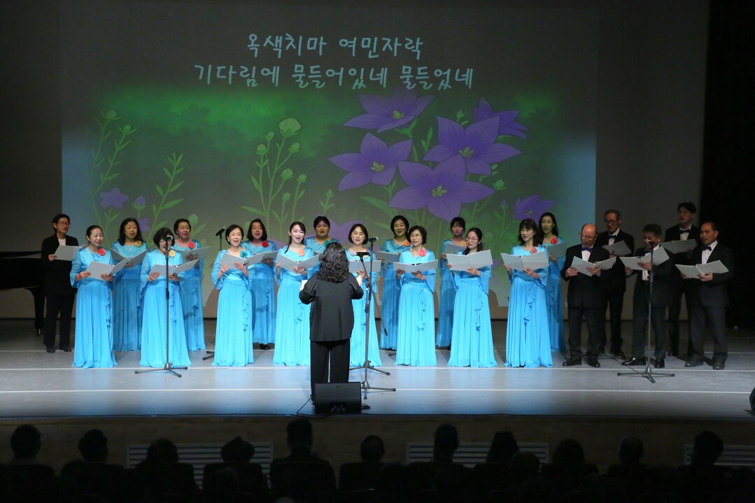 2025 종교문화예술행사에서 공연하는 광진가정연합교회 성애성가대