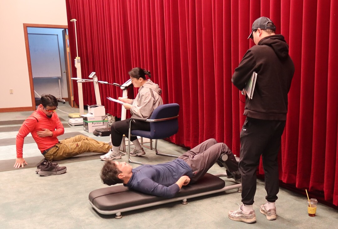 한국마사회 렛츠런파크부산경남dl 임직원들의 체력 관리와 건강한 일터 조성을 위해 지난 13일 사하구체력인증센터와 함께 임직원 대상으로 체력 측정을 실시하고 있다.  렛부경 제공 