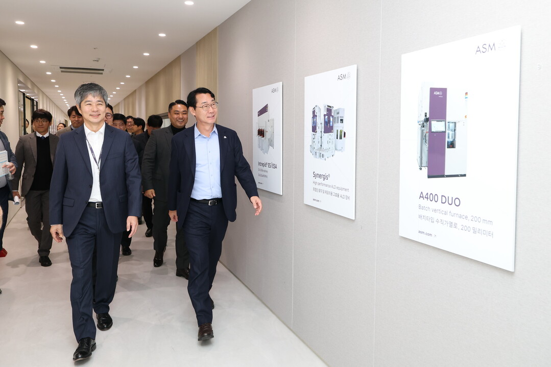  정명근 화성특례시장이 ASM 혁신제조센터를 방문하여 시설을 둘러보고 있다.