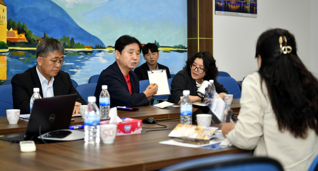 최문순 화천군수가 지난 9일부터 14일까지 베트남과 홍콩, 타이완 현지 여행사를 방문해 축제 상품을 설명하고 있다