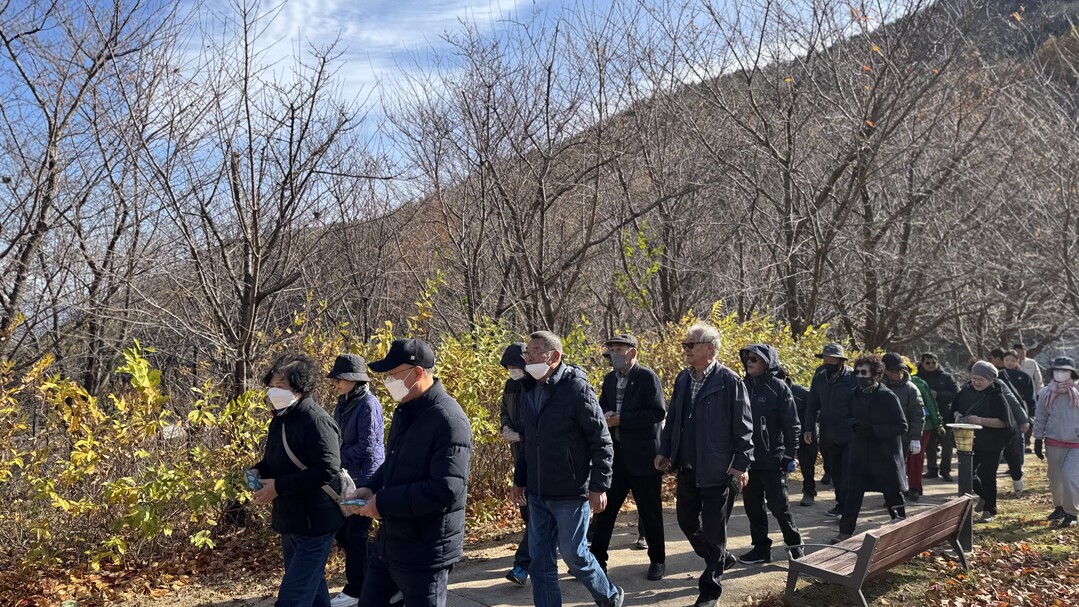 산림휴양 프로그램에 참여중인 진폐재해자 어르신들. 강원랜드 제공
