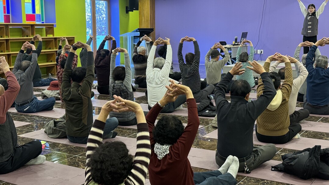 산림휴양 프로그램에 참여중인 진폐재해자 어르신들